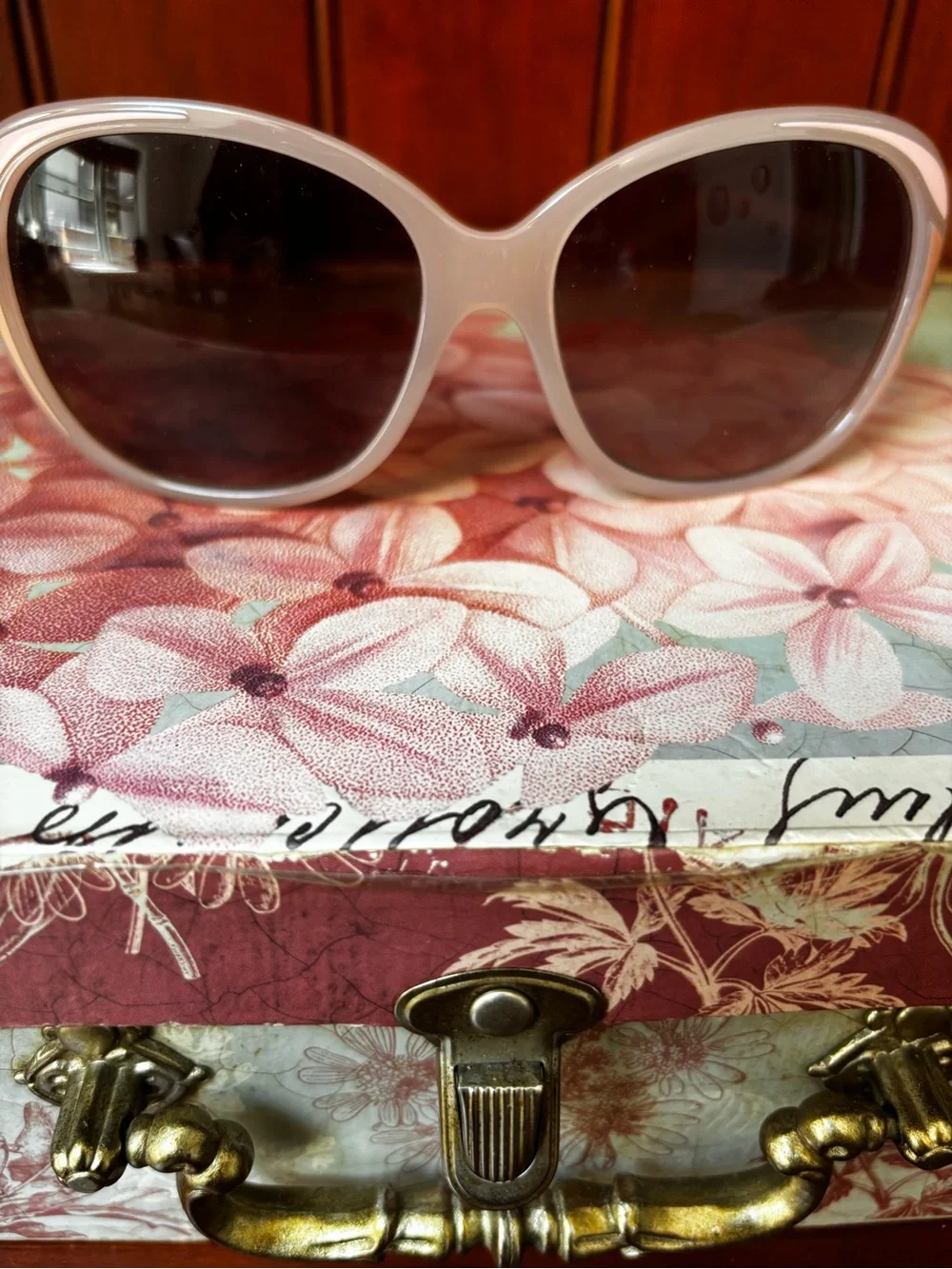 ELLE oversized sunglasses pink retro-inspired design